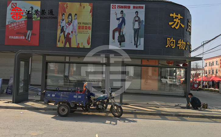 候車亭廠家為了更為完善候車亭的功能服務(wù)，還開通了公眾號征求廣大市民的建議，并收到廣大市民的積極參與。